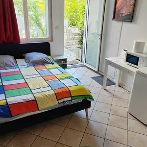 Meublée Indépendante, Avec Piscine, Pour 2 Personnes Appartement